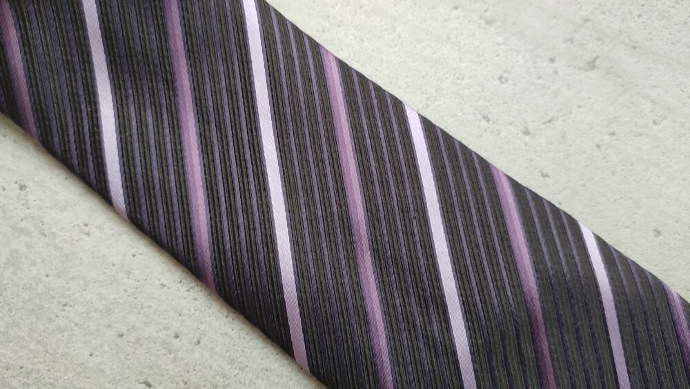 Cravate Brice 100% Soie - Noire &agrave; Rayures Mauves &amp; Violettes Vêtements