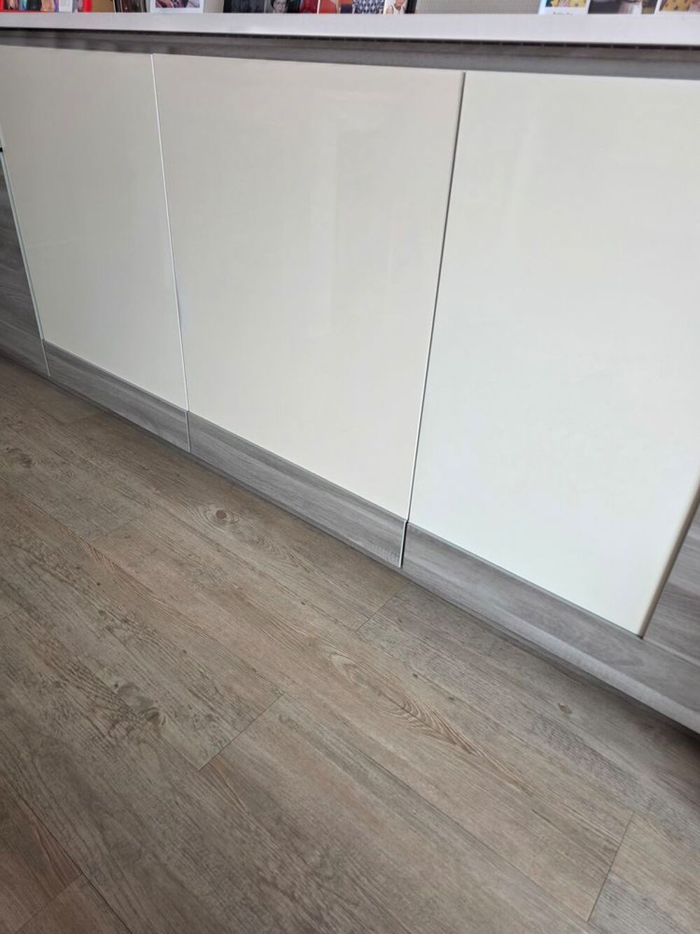 Meuble de sale &agrave; mang&eacute; tre&szlig; bon etat 4 ported et 1 tiroir Meubles