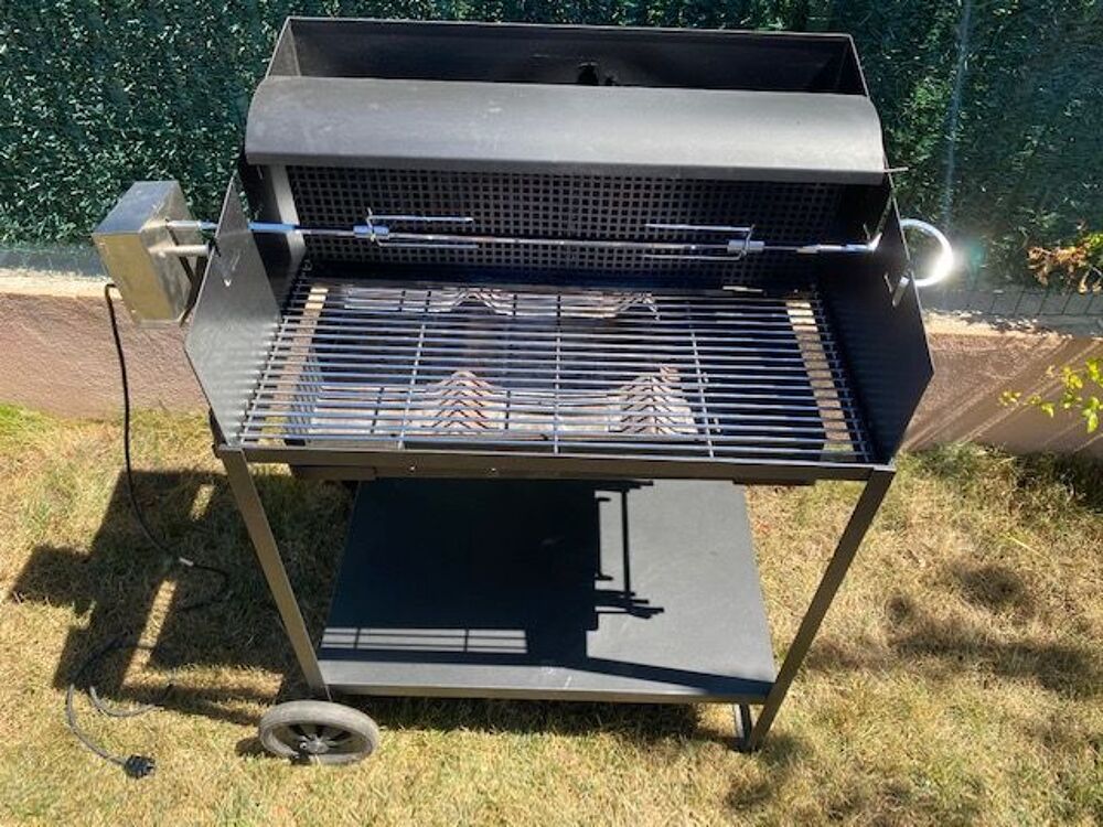Barbecue charbon de bois tr&egrave;s peu utilis&eacute; Jardin