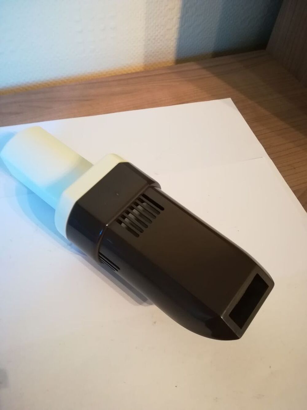 ramasse miettes / petit aspirateur / table 
Cuisine