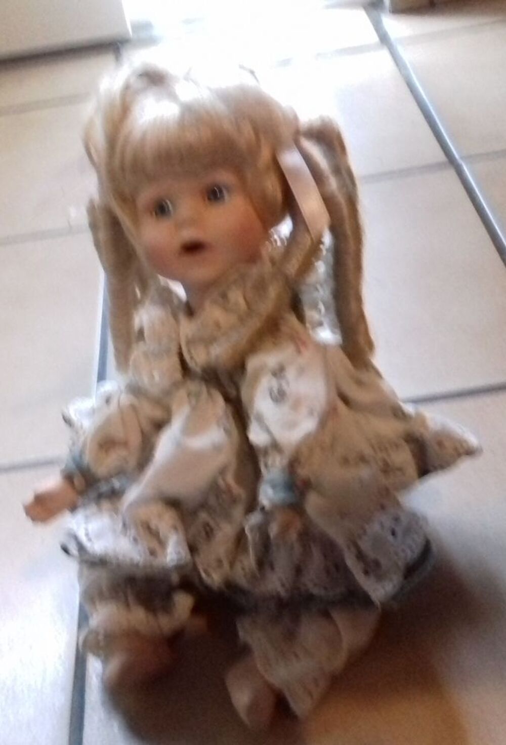 JOLIE POUPEE ASSISE ANCIENNE Jeux / jouets