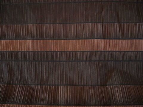 tissus marron gaufr� 
20 Saint-Germain-du-Plain (71)