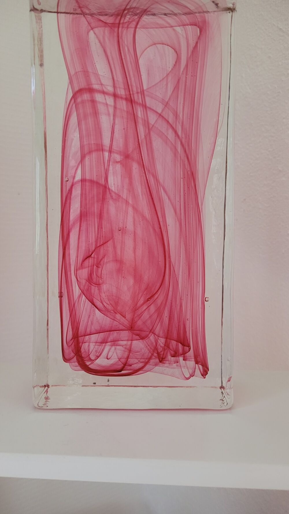 Brique de verre originale avec filet rouge int&eacute;rieur. Bricolage