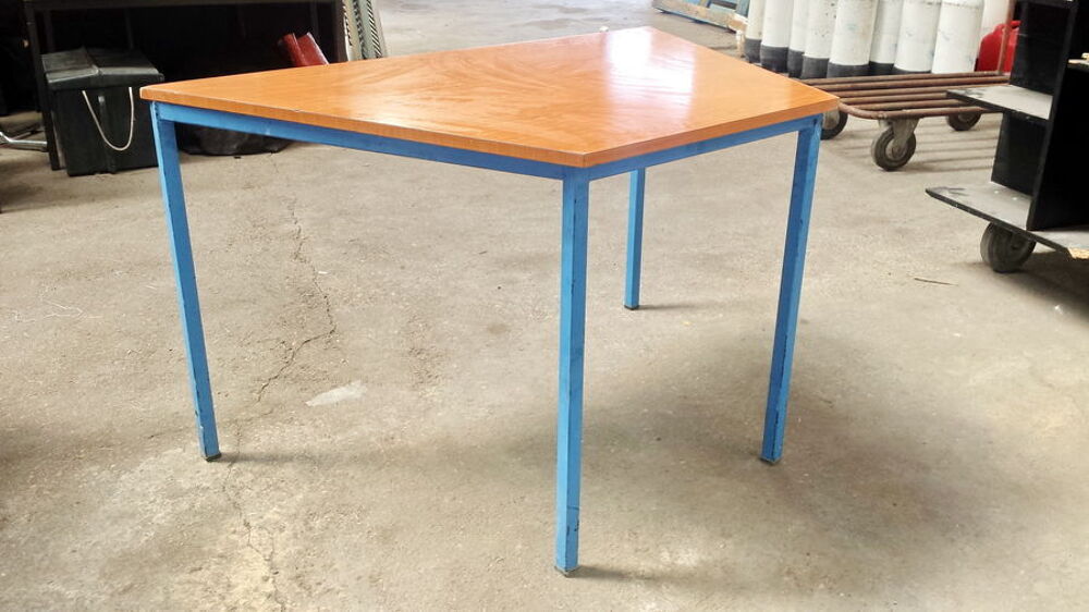 TABLE trap&eacute;zo&iuml;dale de r&eacute;union, bureau ou autre, pieds m&eacute;tal Meubles