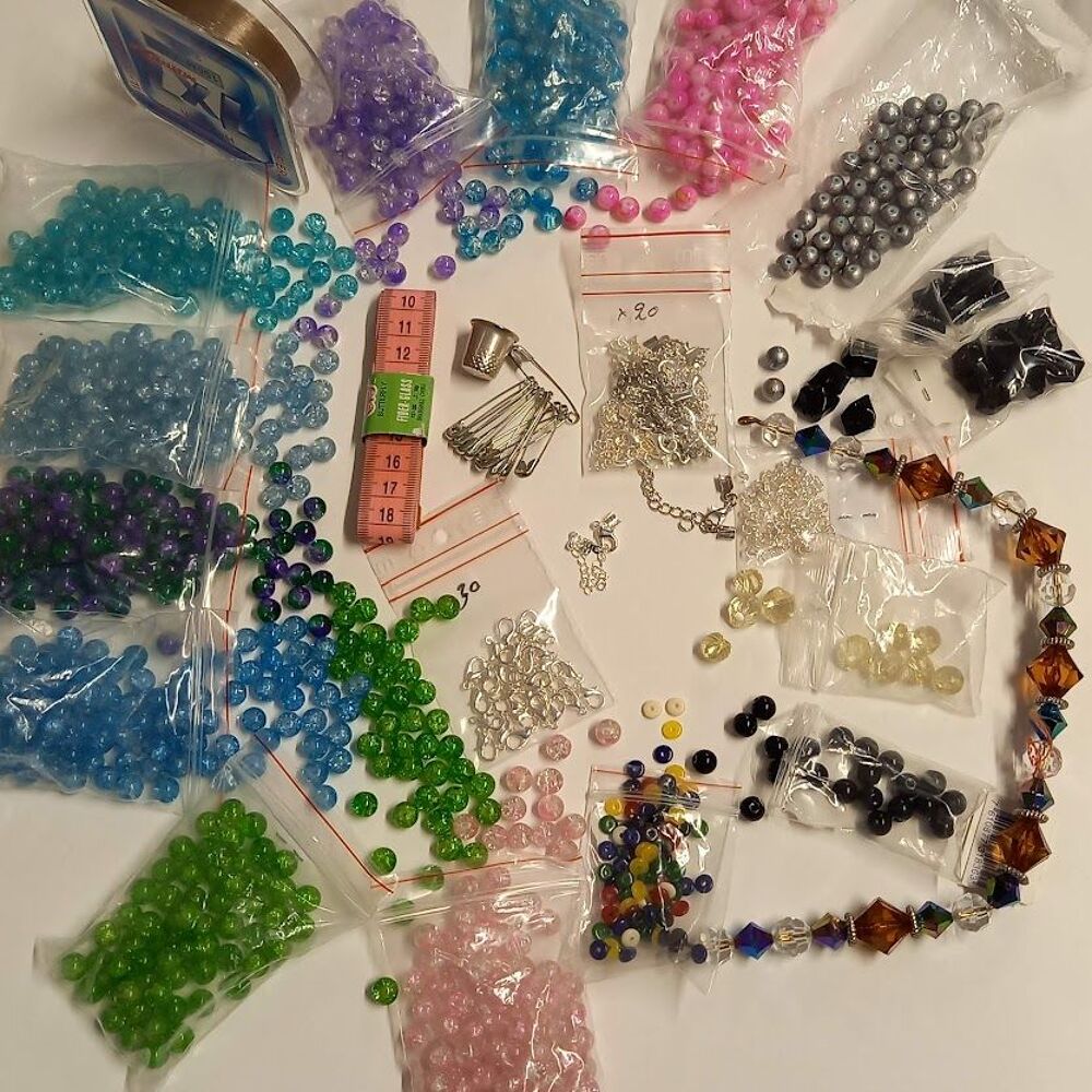 Lot de 900 perles craquel&eacute;es, plus des perles et des accesso Jeux / jouets