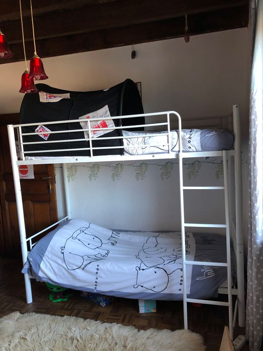 Lit superpos&eacute;s structure m&eacute;tallique
Sommier et matelas
Meubles