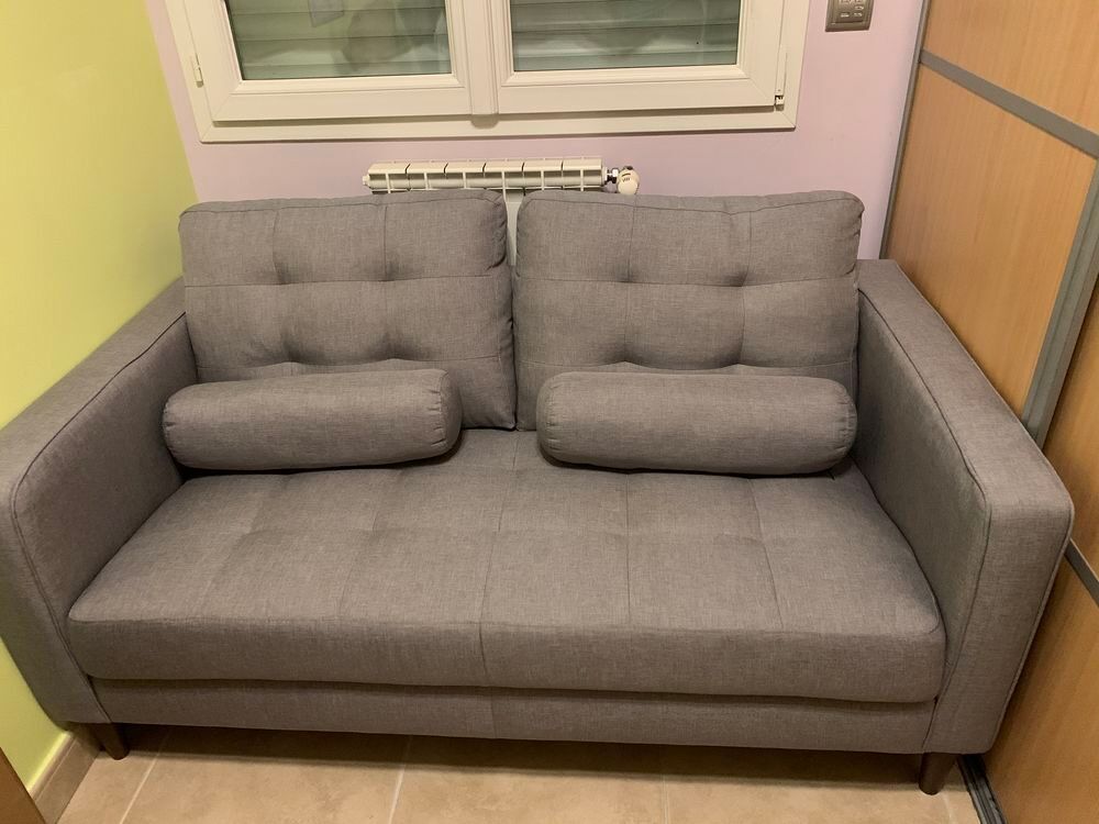 Canap&eacute; 2 places gris clair- 148 cm longueur et 80 cm largeur Meubles