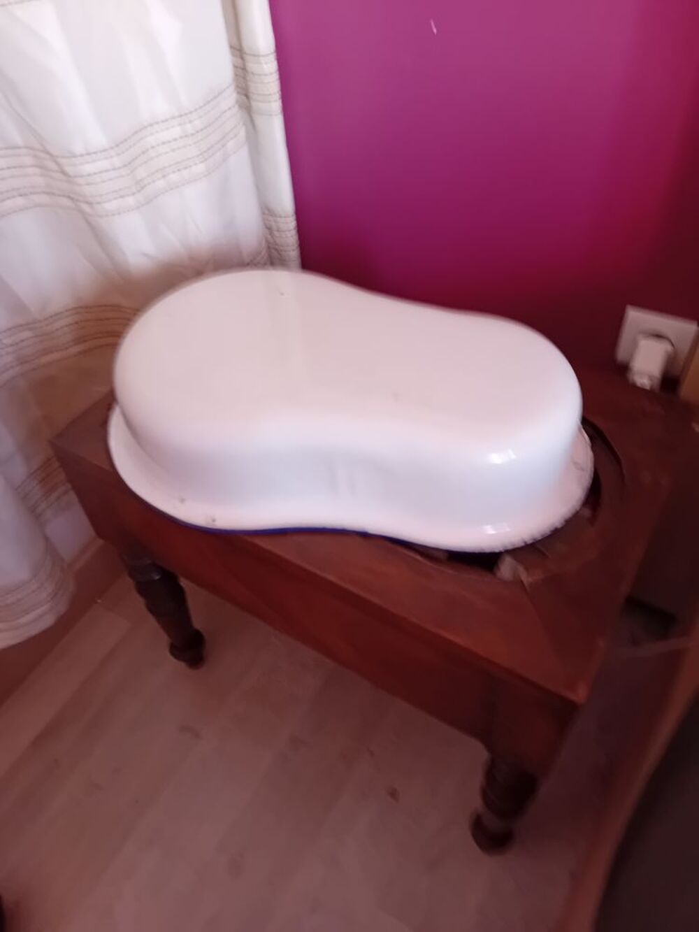 Table de toilette ancienne bois avec bassine Décoration