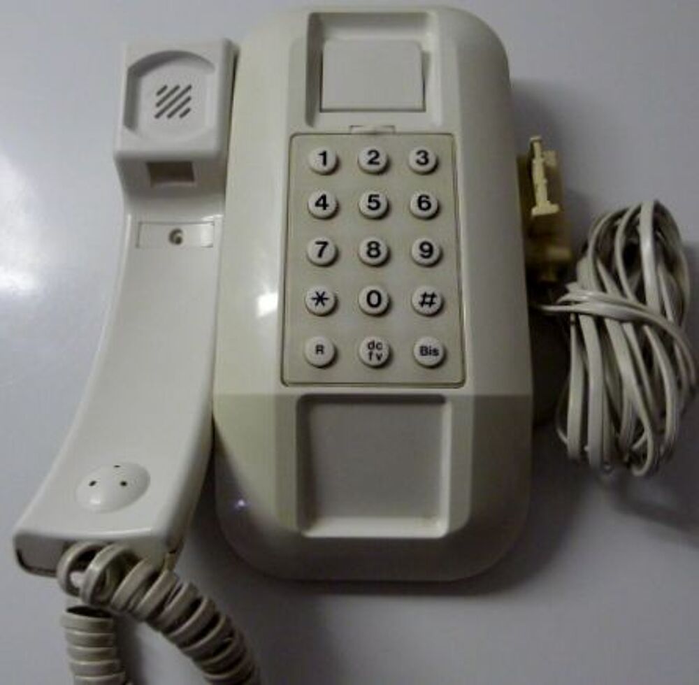 Ancien t&eacute;l&eacute;phone blanc &agrave; touches HPF 