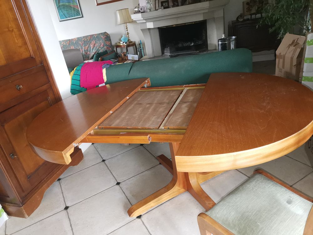 table ronde avec rallonge int&eacute;gr&eacute; 12 couverts et 6 chaises Meubles