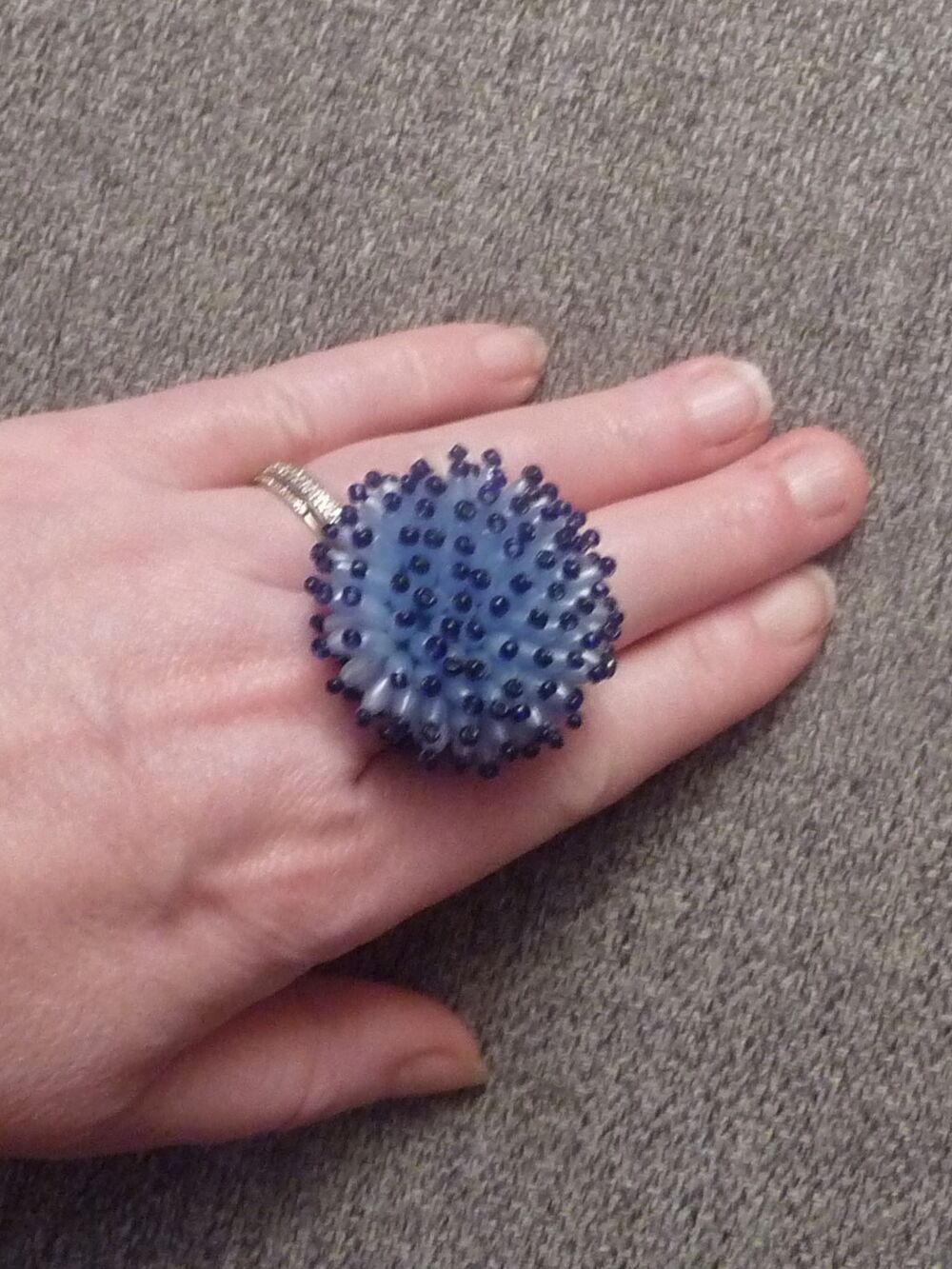 Bague Ronde Fleur en Perles Bleu Clair et Bleu Marine Bijoux et montres