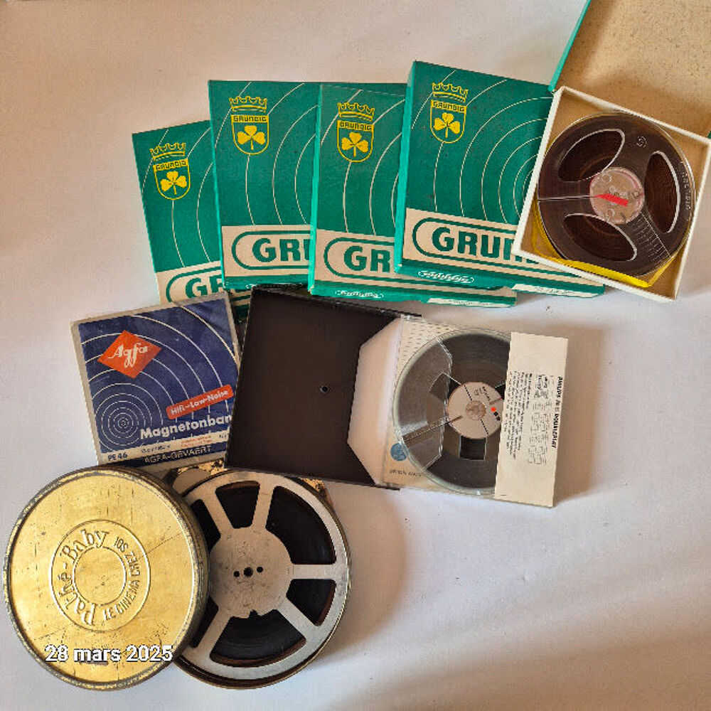 Lot de 7 bandes magn&eacute;tiques grand format et 1 film 8 mm, ave CD et vinyles