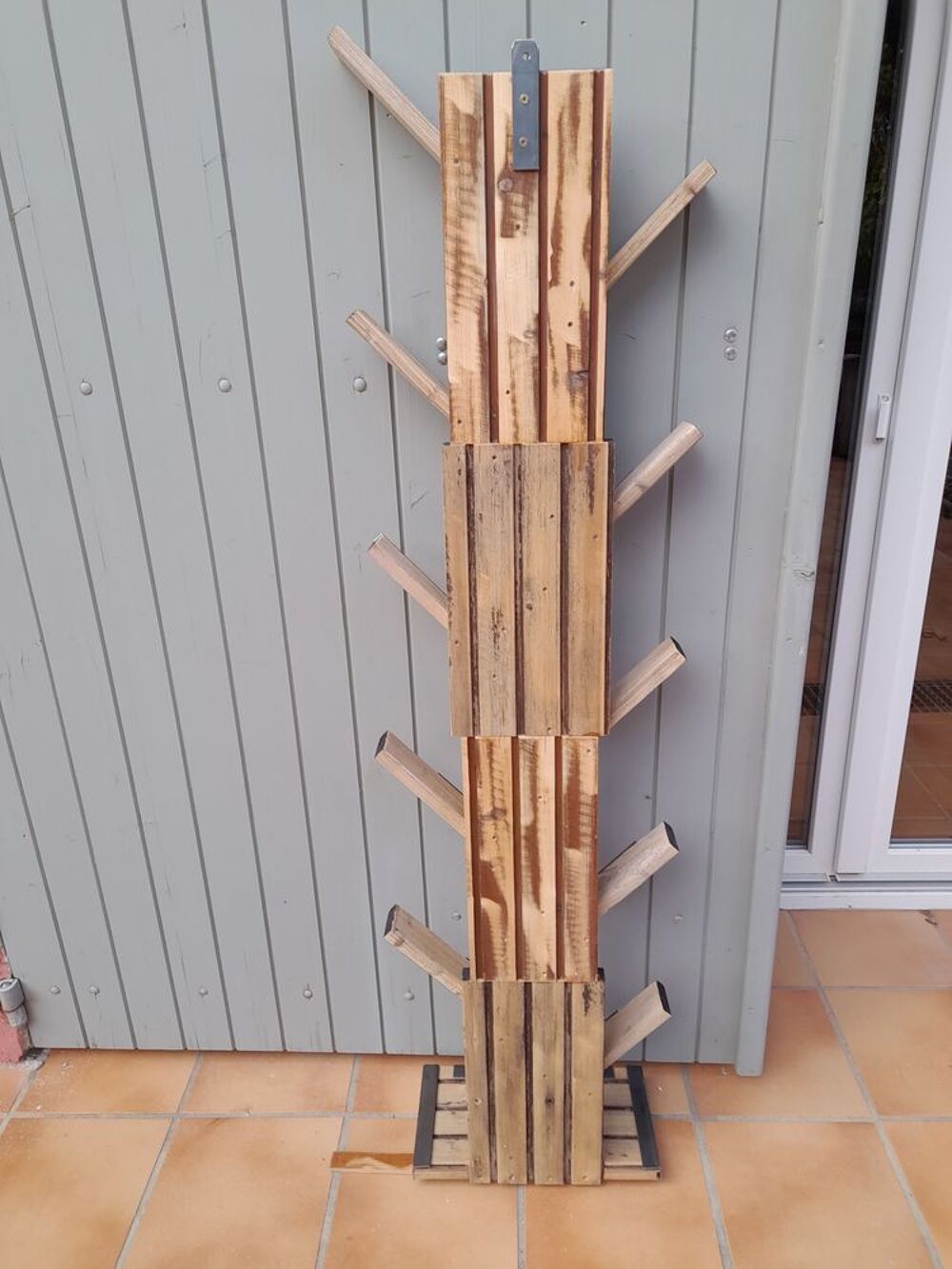 1 biblio-arbre pour livres de poches
Meubles
