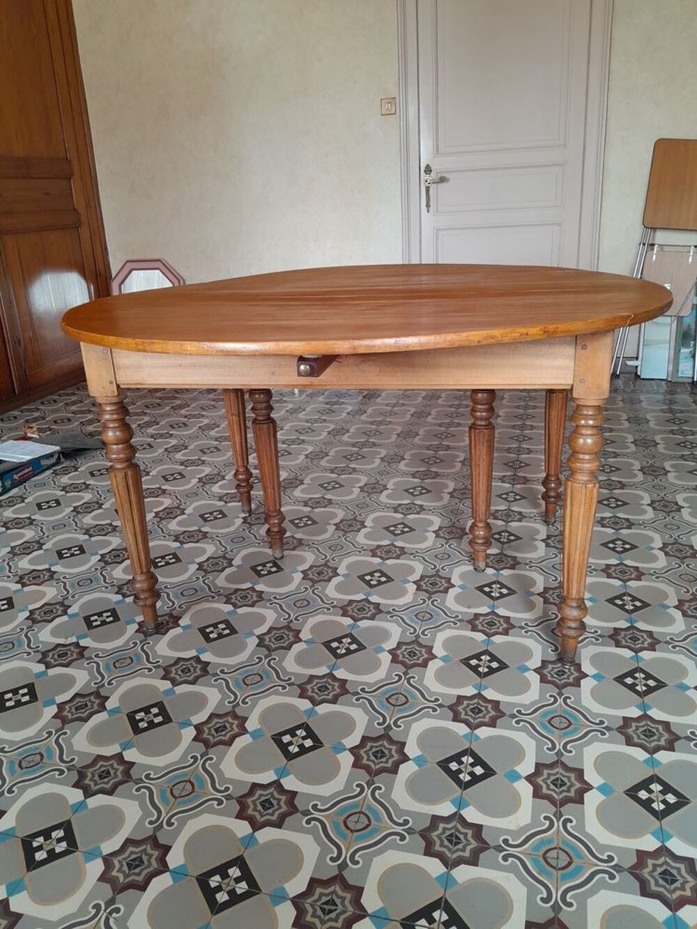 TABLE SALLE A MANGER EN NOYER Meubles