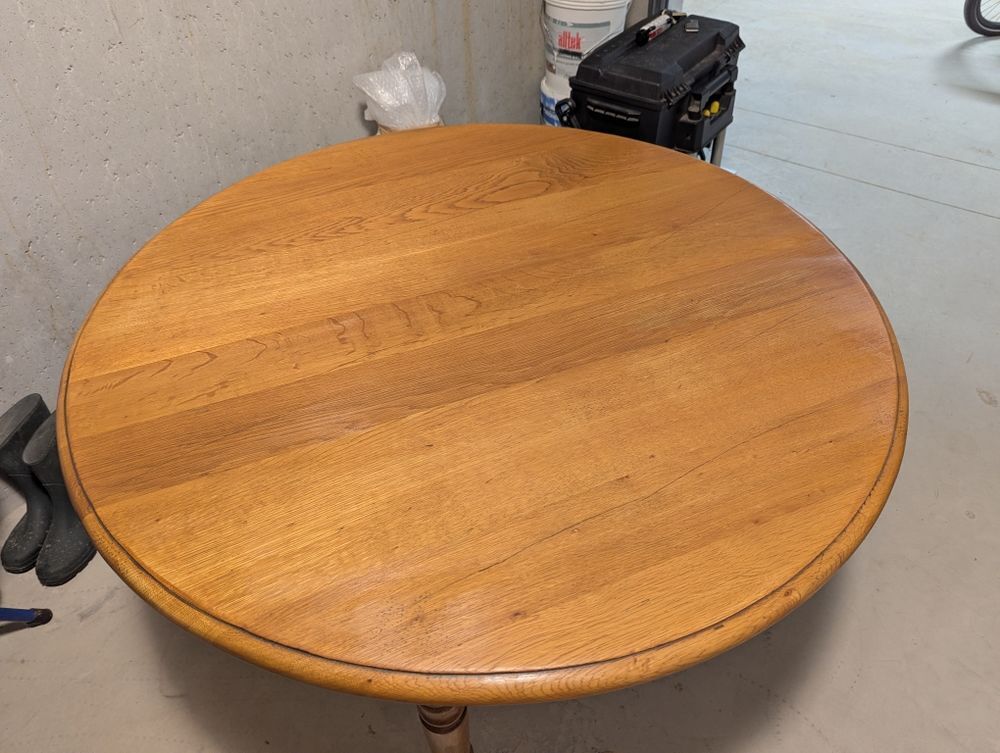 Belle table ronde en ch&ecirc;ne massif , 3 pieds, diam. 120 cm Meubles