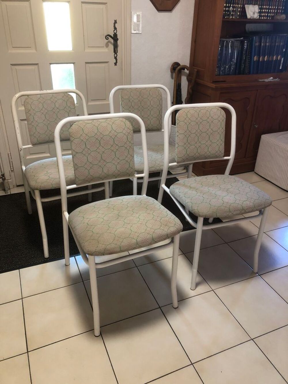 chaises (4)en excellent &eacute;tat , tr&egrave;s robustes et confortables Meubles