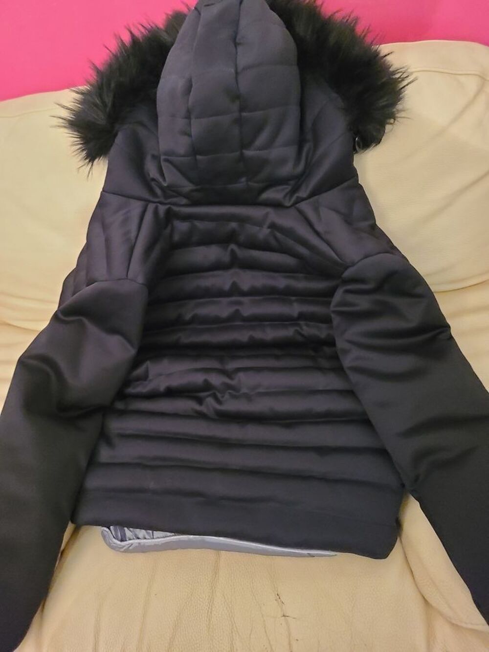 Doudoune / Blouson noir avec capuche fourrure Vêtements