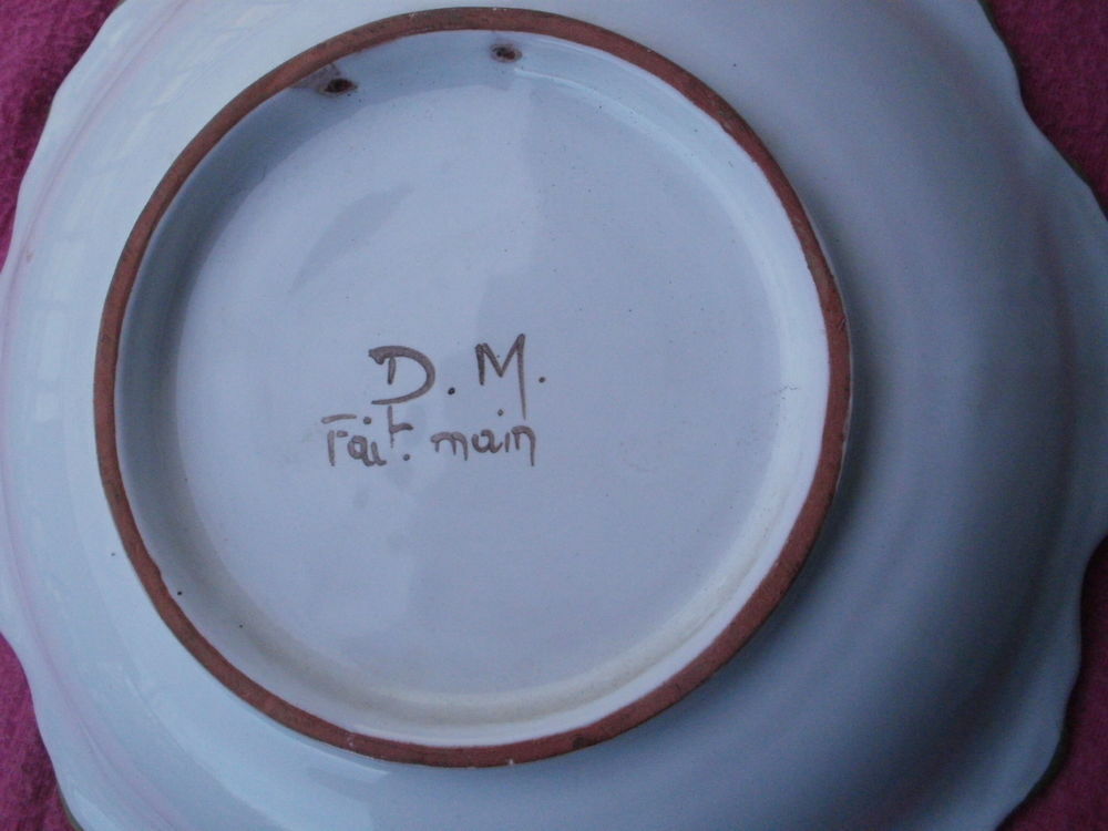 PLAT creux rond MOUSTIERS fait main sign&eacute; DM Cuisine