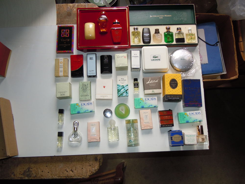 une centaine d objets anciens . je vide ma maison..... Décoration