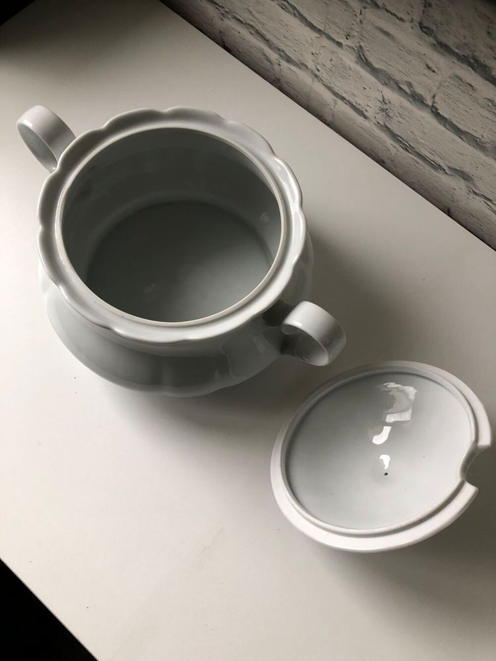 Soupi&egrave;re blanche en porcelaine
Décoration