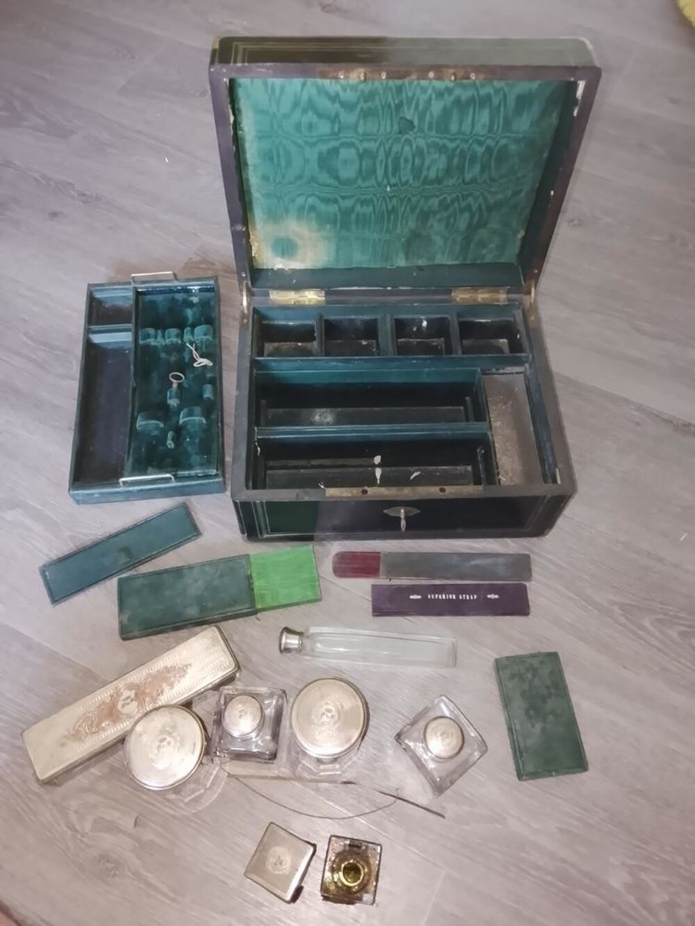 N&eacute;cessaire de toilette dans son coffret Epoque Napol&eacute;on III 