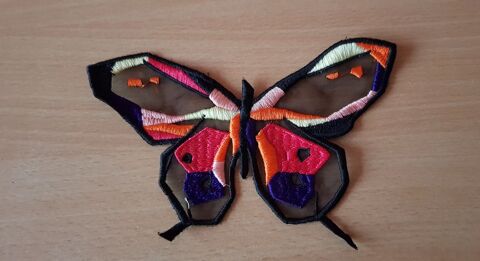 Ecusson brodé 
Papillon multicolore et transparent 6 Carnon Plage (34)