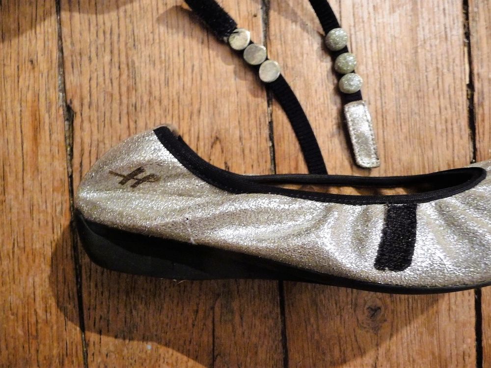 Ballerines en Cuir Argent&eacute; et Noir- Pointure 36- Hirica Chaussures
