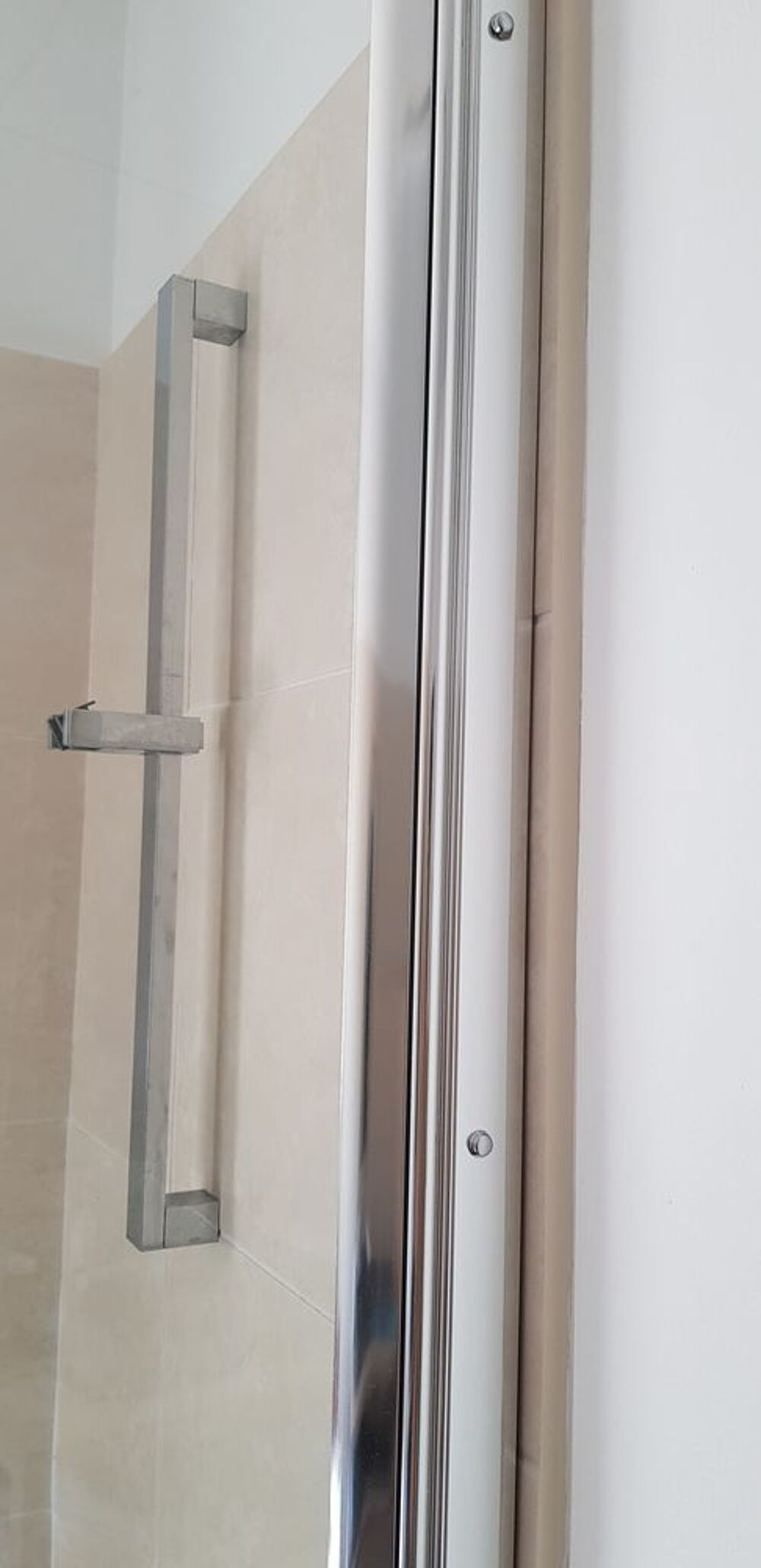 Pare-baignoire avec porte battante et porte serviettes Bricolage