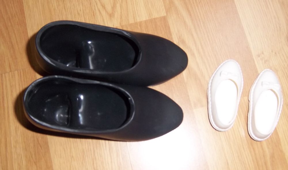 1 paire de chaussures noires poup&eacute;e Jumaco Jeux / jouets