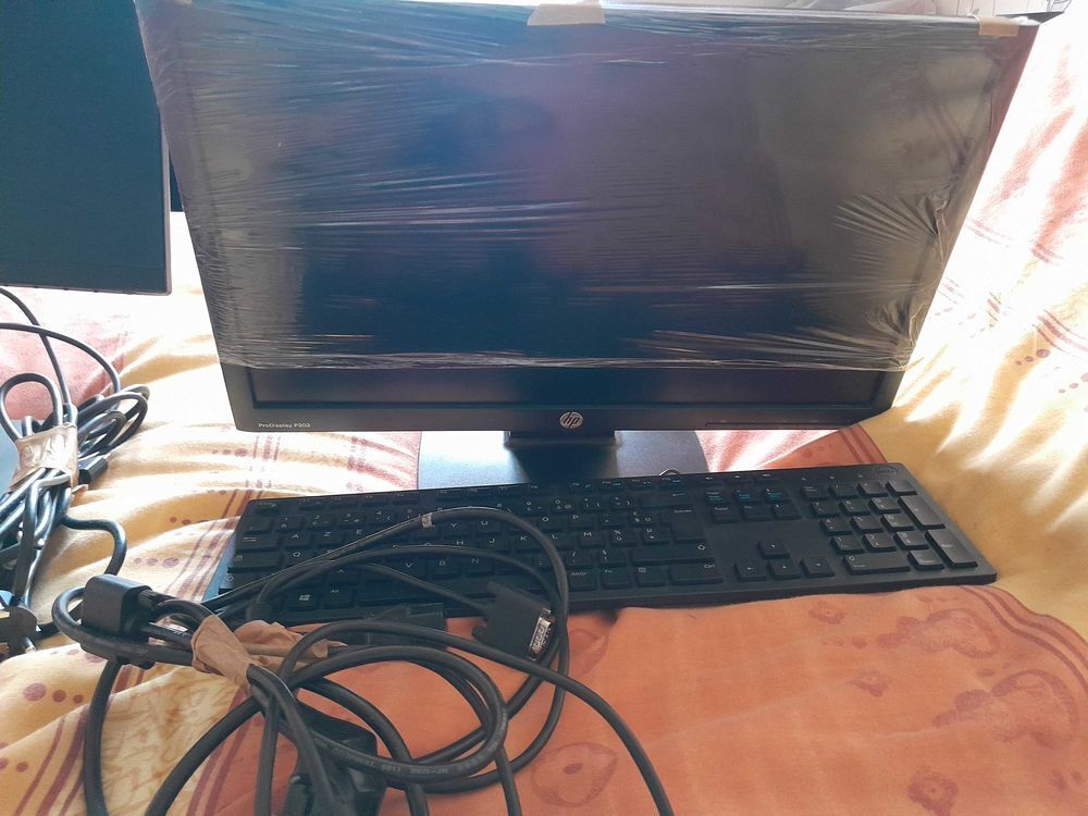 deux &eacute;crans comme neufs hp/ Dell Matériel informatique