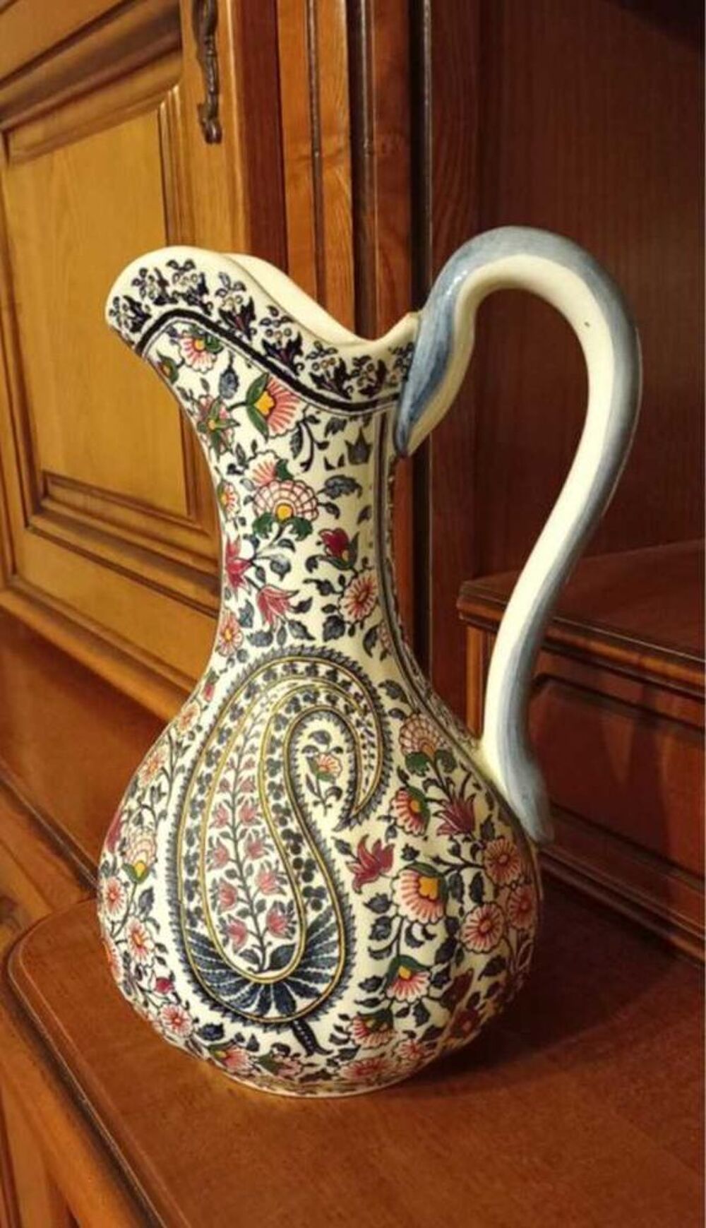 Beau pichet aigui&egrave;re en fa&iuml;ence de Gien motif Cachemire
Décoration