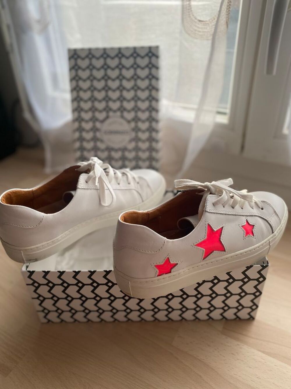 Baskets blanches et &eacute;toiles roses Sarenza Chaussures