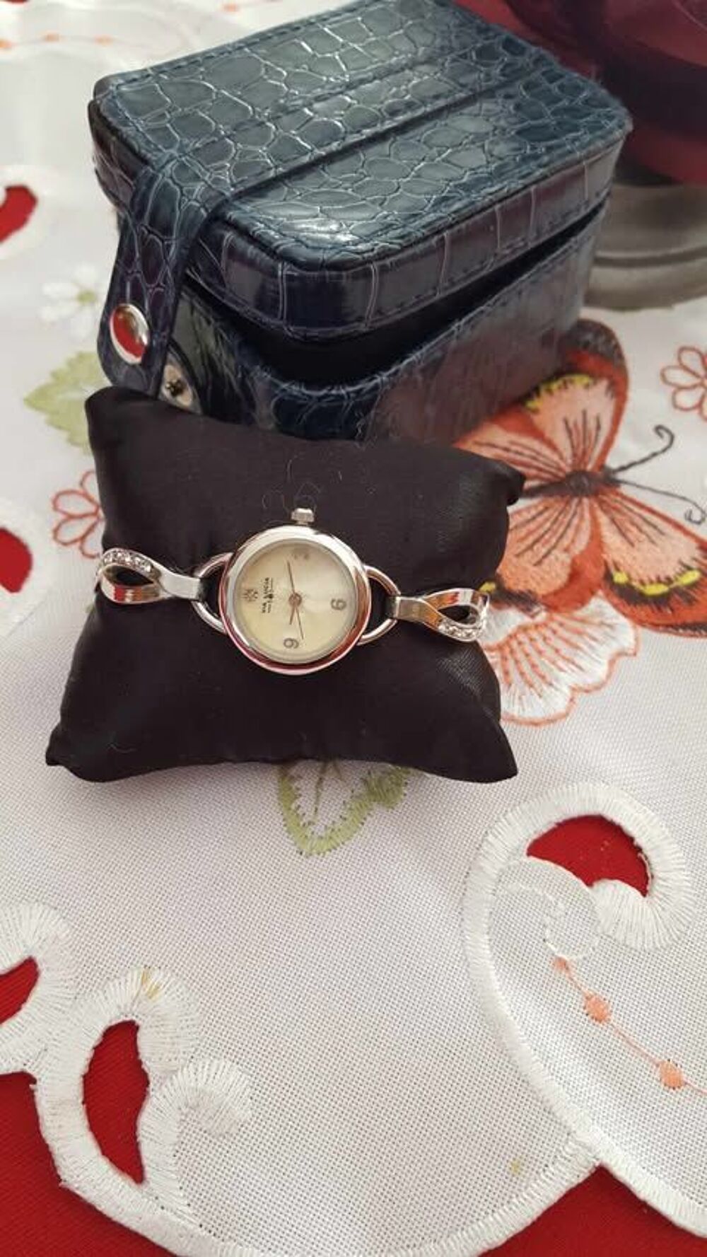  Quatre belles montres bracelet styl&eacute;es de valeur N&deg;1361 Bijoux et montres