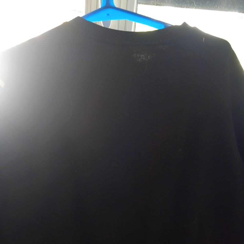 Sweat noir Taille S marque jennyfer imprim&eacute; sur la manche Vêtements