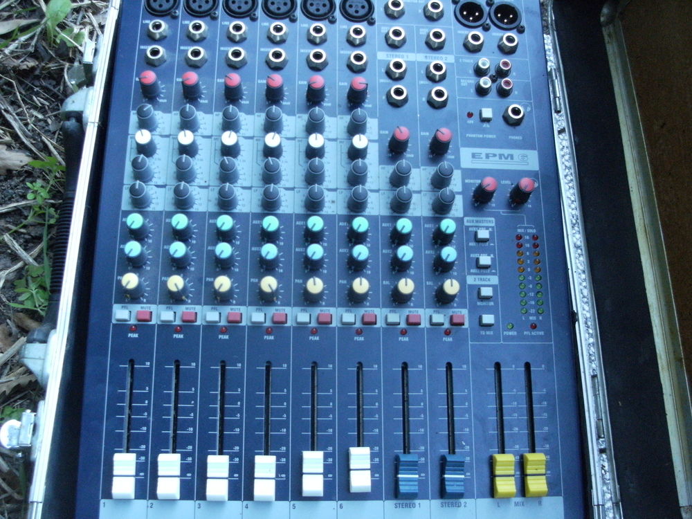 CONSOLE SOUNDCRAFT EM6 - AVEC SA VALISE/FLIGH Instruments de musique
