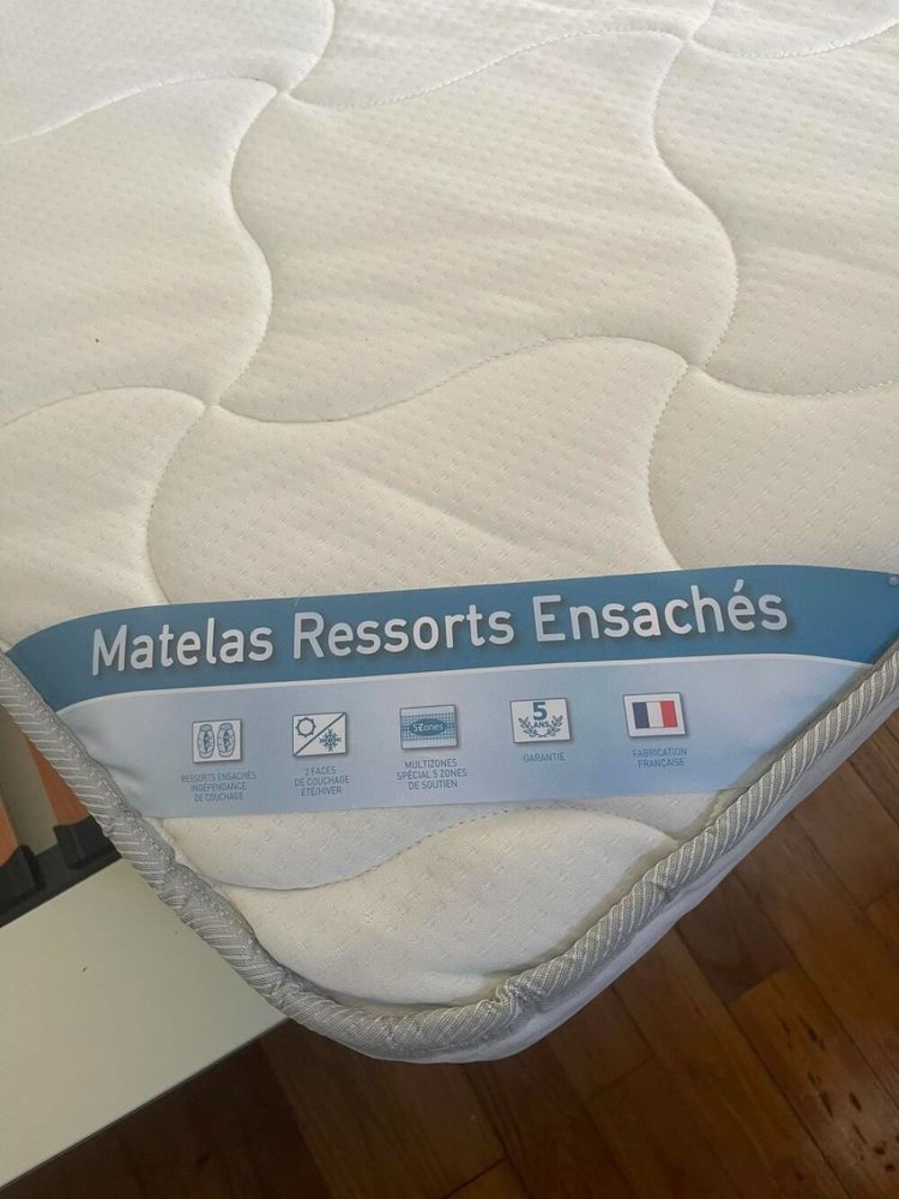 Lit design blanc + matelas ressorts ensach&eacute; Meubles