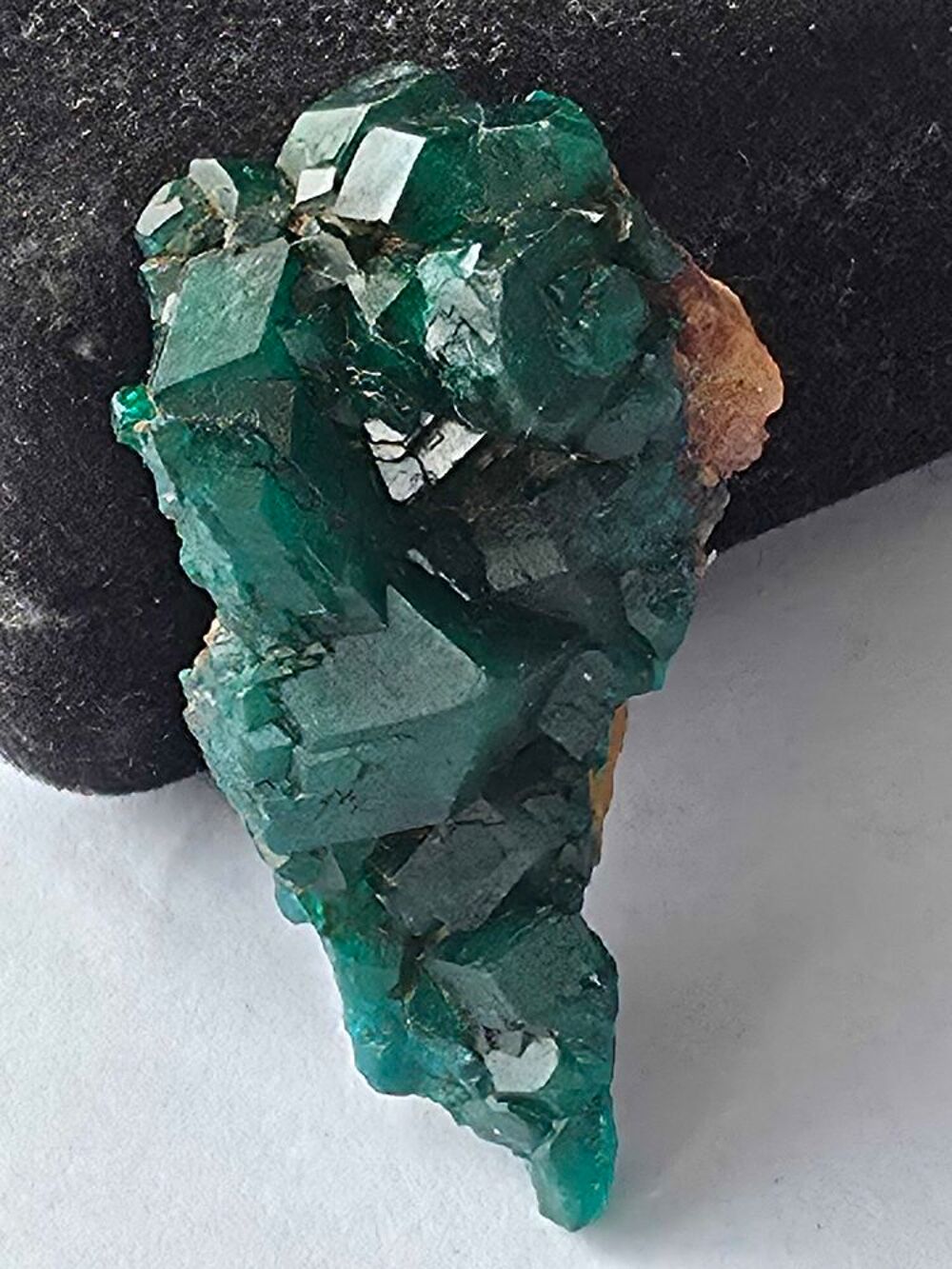 Sp&eacute;cimen de Dioptase v&eacute;ritable sur roche-Collection &amp; Lithoth&eacute;rapie 