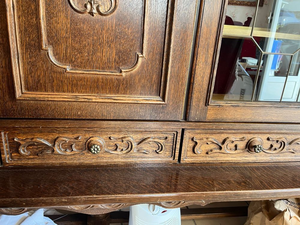 Grand buffet ancien sculpt&eacute; Meubles