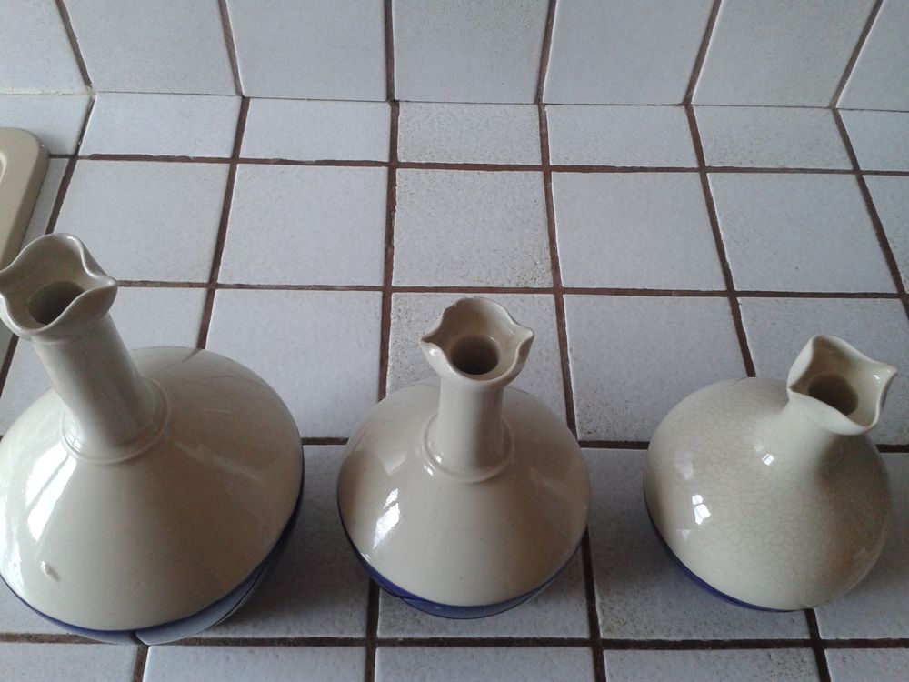 3 bouteilles ventrues d&eacute;but xx&egrave;me fa&icirc;ence bleue et beige Dcoration