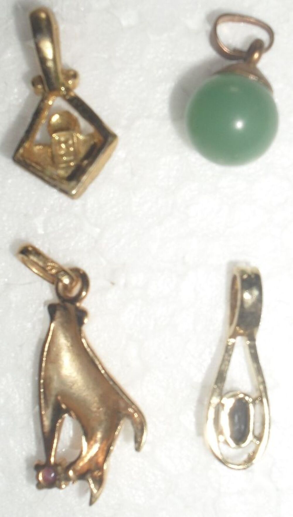 Lot de 4 pendentifs en tr&egrave;s bon &eacute;tat. Bijoux et montres