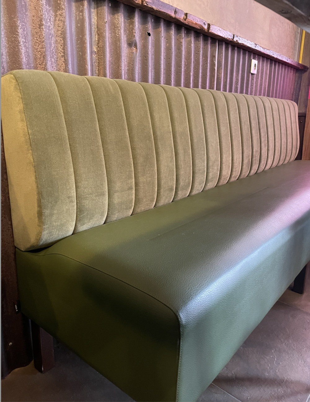3 Banquettes Type Bistro. Meubles