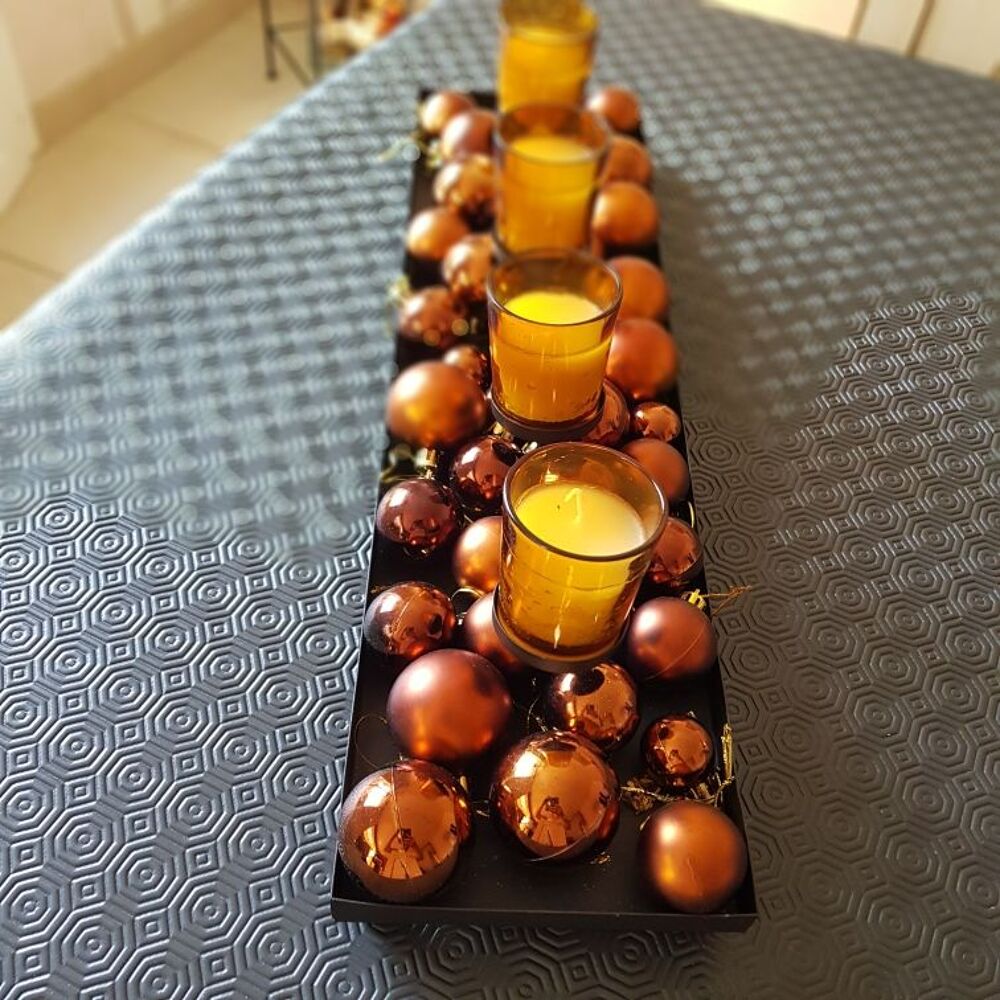centre de table avec ses boules et ses bougies Décoration