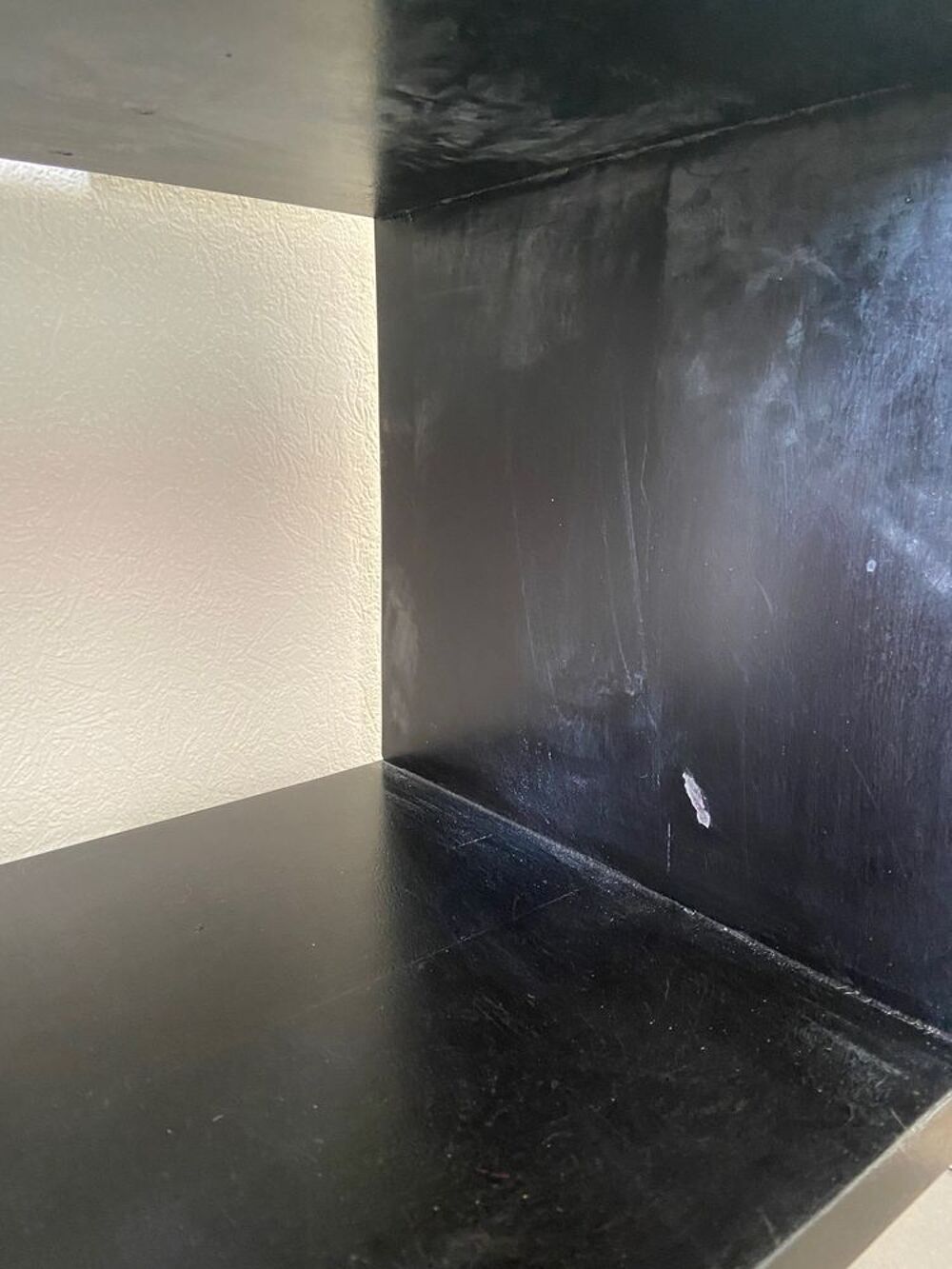 Etagere noire en bois massif
Meubles
