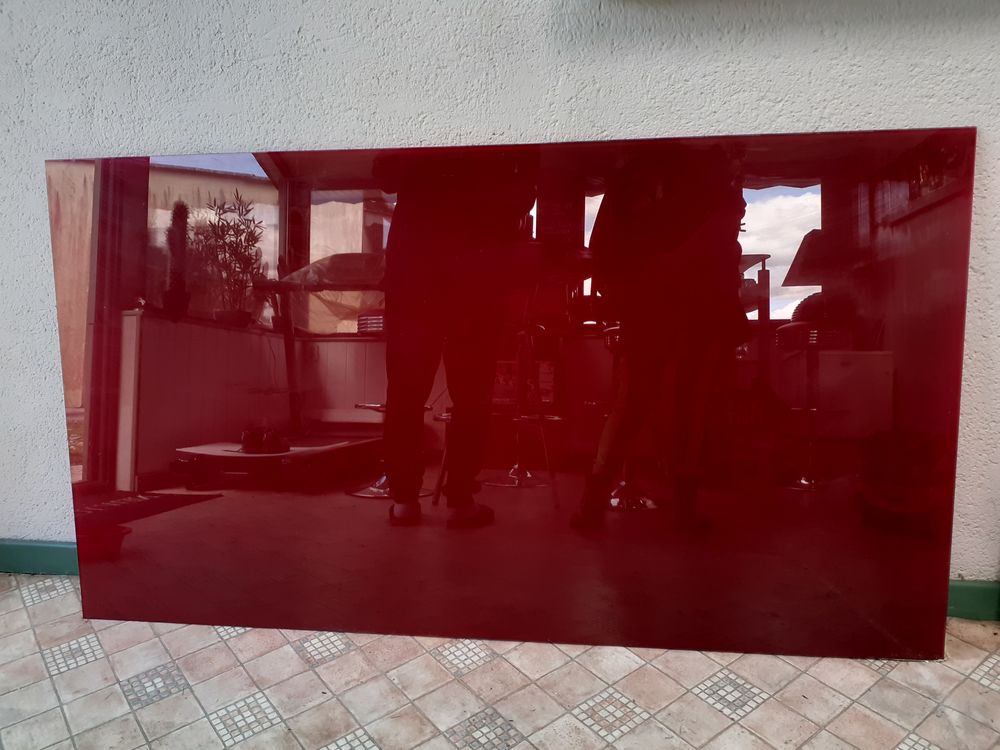 Plaque verre rouge. 86 cm/ 153 cm. 30 euros. Meubles