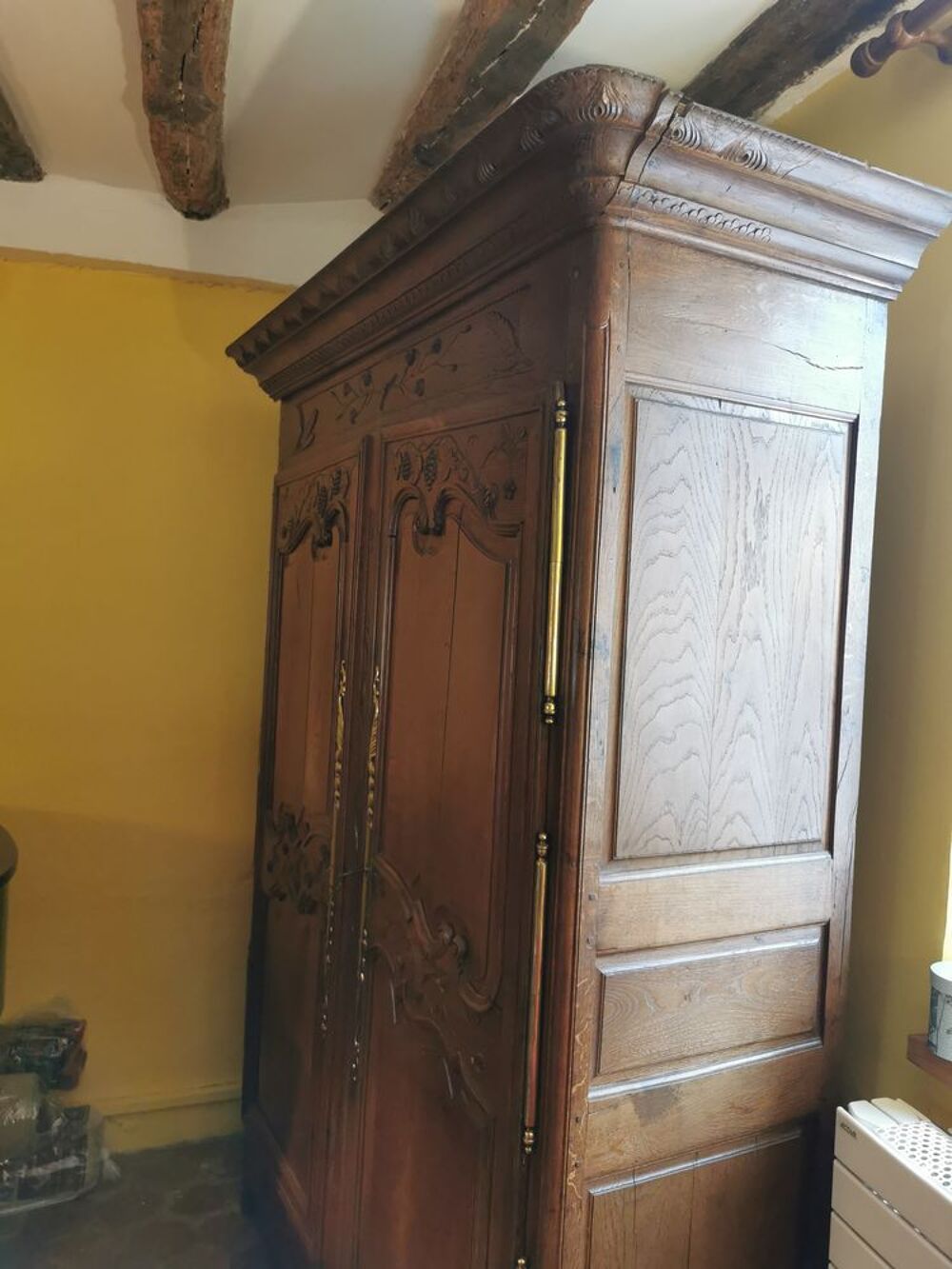 Armoire rustique bon &eacute;tat g&eacute;n&eacute;ral 600 euros &agrave; d&eacute;battre Meubles