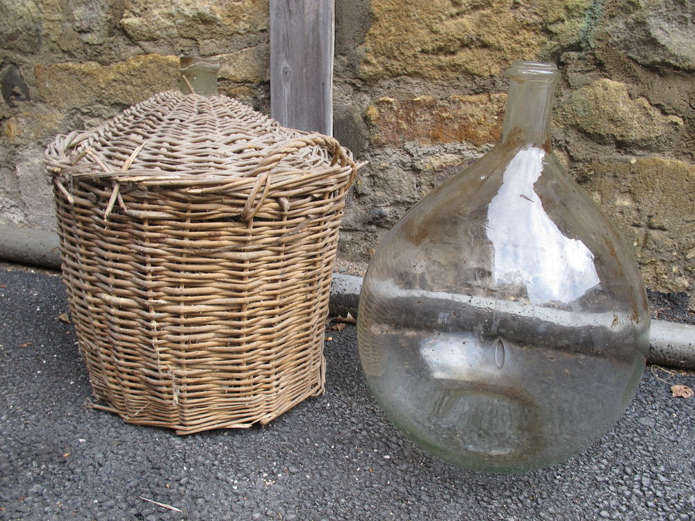 Anciens saloirs; pots &agrave; graisse en gr&egrave;s; jarres &agrave; huile. Décoration