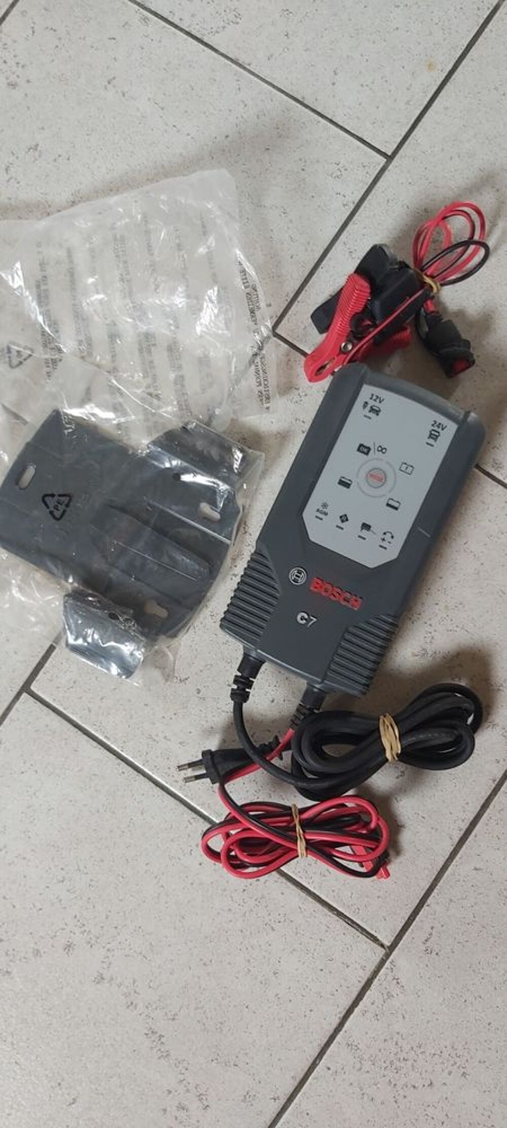 Chargeur de batterie Bosch quasi neuf Bricolage