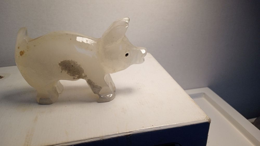 Une Petite figurine cochonne blanche 