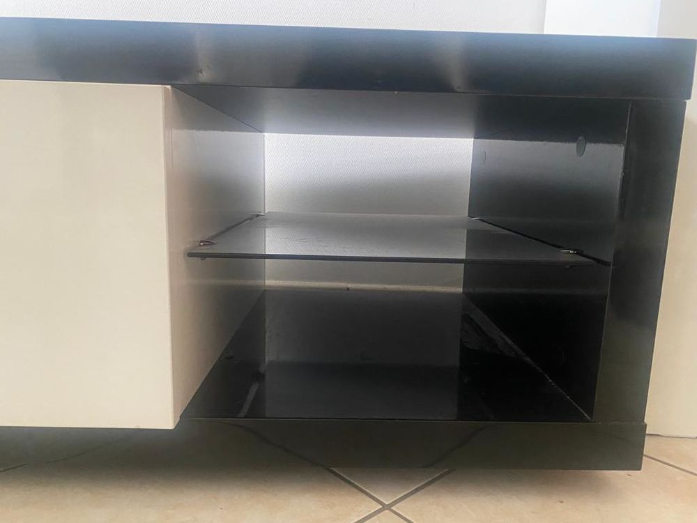 table basse blanche et noire laqu&eacute;e Meubles