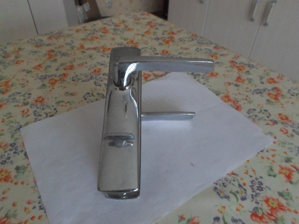 poignets de porte chrom&eacute;es Bricolage